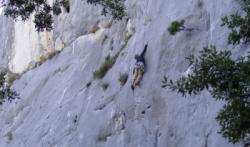 Une grimpeuse Suisse qui s'étire  / La Combe Obscure