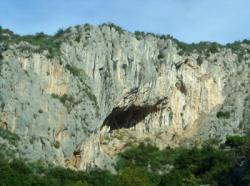 Vue de LA grotte de Peillon avec ses voies extrêmes. / Peillon